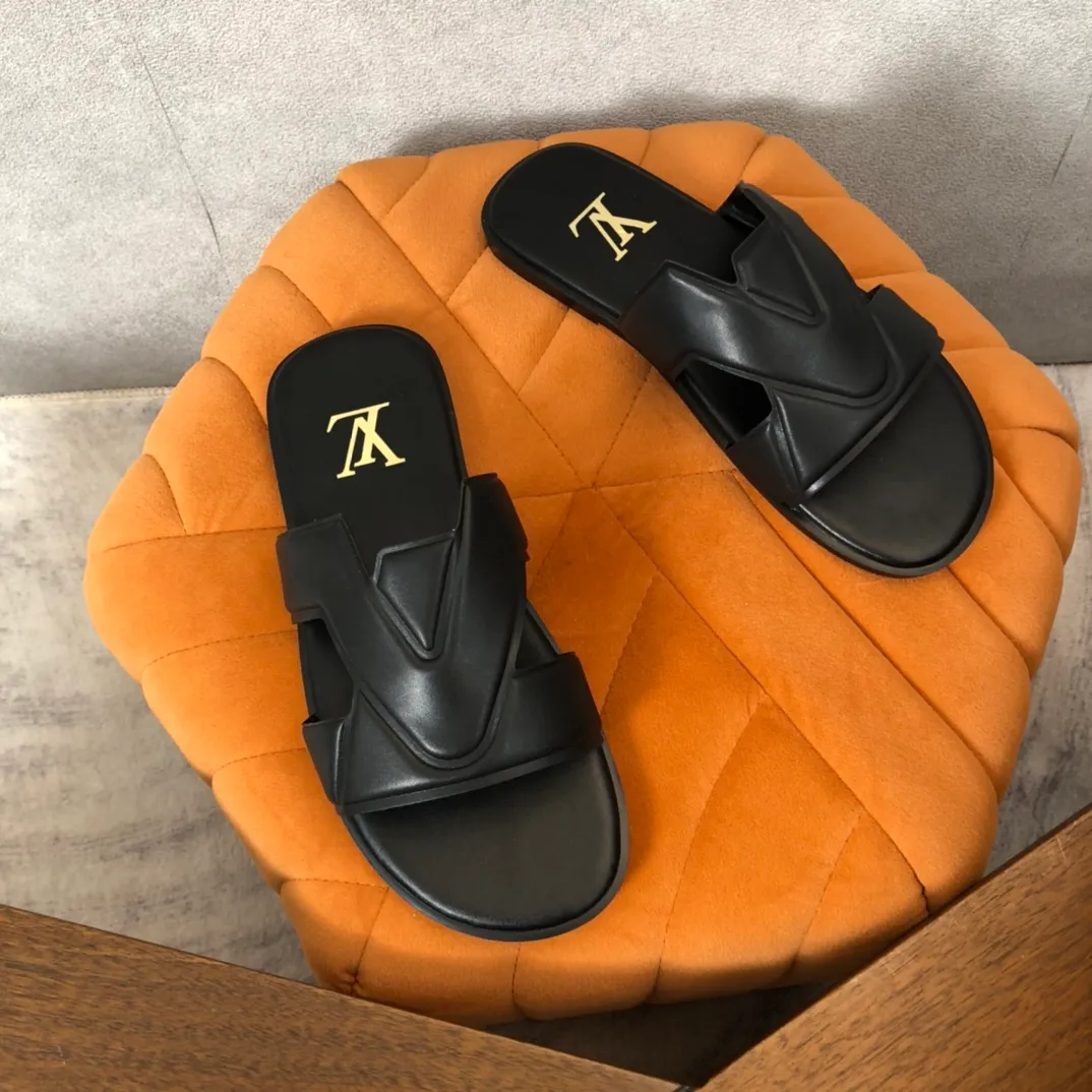 Factory price: 270💰LV counters are selling new brand luxury men's slippers, casual, loose and comfortable. The must-have model in the picture above [Happy][Happy], multiple colors available Size: 38-44, customized 45